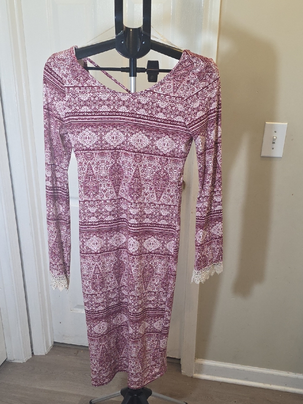 Women's Long Sleeve Patterned Dress in Burgundy and White